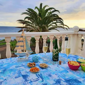 https://azul-window-apartment.adeje-hotels.com